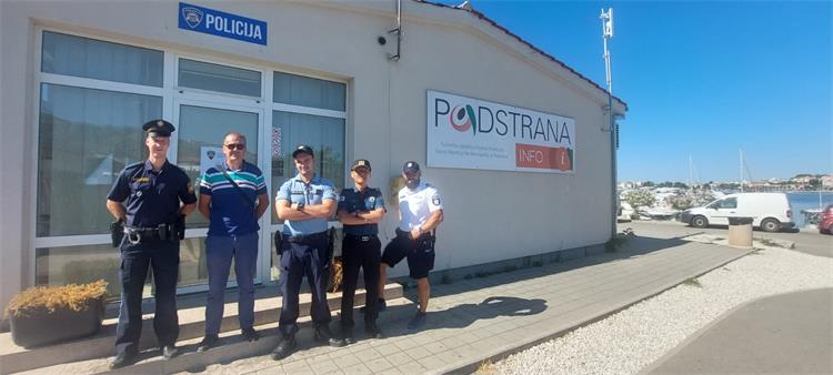 Slika /PU splitsko-dalmatinska 2022/Strani policijski službenici/Podstrana 1.jpg